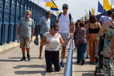 PAULO EKİM 12 Ekim 2022. Seyyahlar, Leydi Aparecida 'nın tapınağında Brezilya' nın koruyucu azizesi, bazıları meditasyon yaparken, diğerleri vaatlerini öderken, diğerleri sadece elde edilen zarafeti memnun ederken.