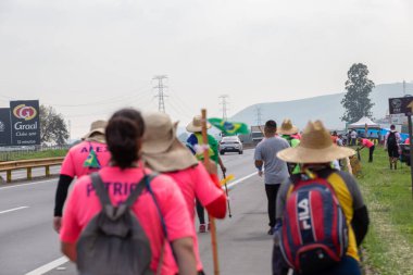 PAULO EKİM 12 Ekim 2022. Seyyahlar, Leydi Aparecida 'nın tapınağında Brezilya' nın koruyucu azizesi, bazıları meditasyon yaparken, diğerleri vaatlerini öderken, diğerleri sadece elde edilen zarafeti memnun ederken.