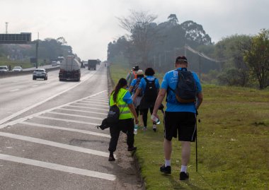 12Ekim 2022 'de Brezilya' nın koruyucu azizi Nossa Senhora Aparecida 'nın mabedine giden dutra otoyolu boyunca 170 kilometreden fazla hacı kamyonu.