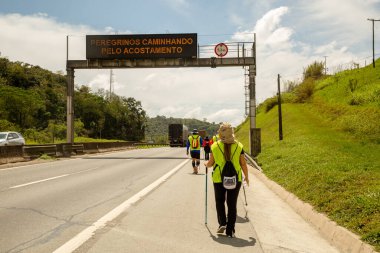 12Ekim 2022 'de Brezilya' nın koruyucu azizi Nossa Senhora Aparecida 'nın mabedine giden dutra otoyolu boyunca 170 kilometreden fazla hacı kamyonu.