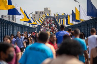 PAULO EKİM 12 Ekim 2022. Seyyahlar, Leydi Aparecida 'nın tapınağında Brezilya' nın koruyucu azizesi, bazıları meditasyon yaparken, diğerleri vaatlerini öderken, diğerleri sadece elde edilen zarafeti memnun ederken.
