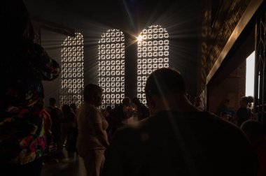 PAULO EKİM 12 Ekim 2022. Seyyahlar, Leydi Aparecida 'nın tapınağında Brezilya' nın koruyucu azizesi, bazıları meditasyon yaparken, diğerleri vaatlerini öderken, diğerleri sadece elde edilen zarafeti memnun ederken.