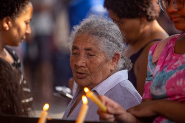 PAULO EKİM 12 Ekim 2022. Seyyahlar, Leydi Aparecida 'nın tapınağında Brezilya' nın koruyucu azizesi, bazıları meditasyon yaparken, diğerleri vaatlerini öderken, diğerleri sadece elde edilen zarafeti memnun ederken.