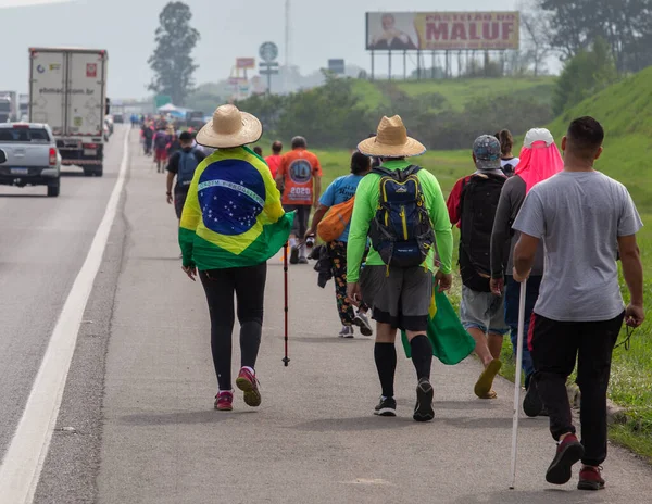 PAULO EKİM 12 Ekim 2022. Seyyahlar, Leydi Aparecida 'nın tapınağında Brezilya' nın koruyucu azizesi, bazıları meditasyon yaparken, diğerleri vaatlerini öderken, diğerleri sadece elde edilen zarafeti memnun ederken.