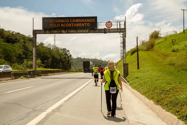 12Ekim 2022 'de Brezilya' nın koruyucu azizi Nossa Senhora Aparecida 'nın mabedine giden dutra otoyolu boyunca 170 kilometreden fazla hacı kamyonu.