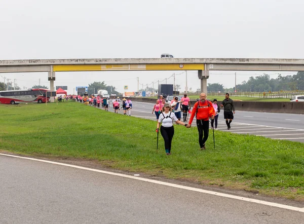 PAULO EKİM 12 Ekim 2022. Seyyahlar, Leydi Aparecida 'nın tapınağında Brezilya' nın koruyucu azizesi, bazıları meditasyon yaparken, diğerleri vaatlerini öderken, diğerleri sadece elde edilen zarafeti memnun ederken.