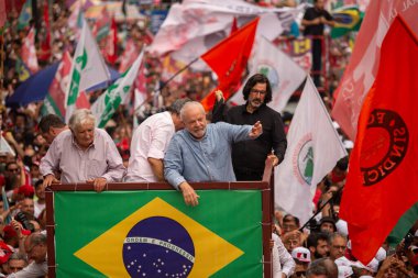 SO PAULO (SP), 10-29-2022 Lula, Alckmin ve Haddad Av 'da bir yürüyüşe katıldılar. Paulista, SP, bu Cumartesi öğleden sonra (29) ve eski Uruguay Cumhurbaşkanı Jos Mujica 'nın özel katılımıyla