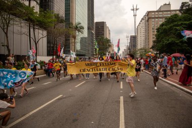 New York, ABD-Temmuz 1, 2018: Barselona, İspanya 'da yürüyen insanlar