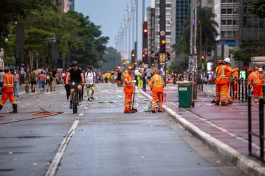 New York, ABD-Ekim 27, 2018: Barselona şehrinde yürüyen insanlar
