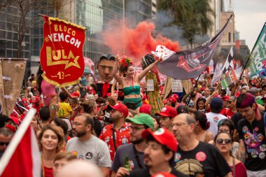 SO PAULO (SP), 10-29-2022 Lula, Alckmin ve Haddad Av 'da bir yürüyüşe katıldılar. Paulista, SP, bu Cumartesi öğleden sonra (29) ve eski Uruguay Cumhurbaşkanı Jos Mujica 'nın özel katılımıyla