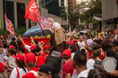 SO PAULO (SP), 10-29-2022 Lula, Alckmin ve Haddad Av 'da bir yürüyüşe katıldılar. Paulista, SP, bu Cumartesi öğleden sonra (29) ve eski Uruguay Cumhurbaşkanı Jos Mujica 'nın özel katılımıyla