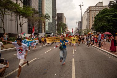 Şehirde yürüyen insanlar.