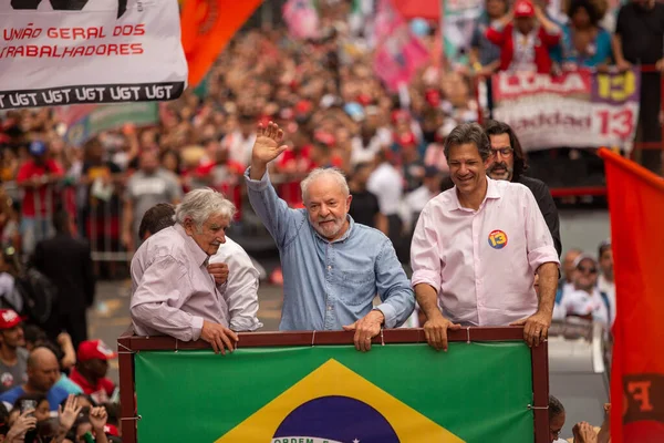 SO PAULO (SP), 10-29-2022 Lula, Alckmin ve Haddad Av 'da bir yürüyüşe katıldılar. Paulista, SP, bu Cumartesi öğleden sonra (29) ve eski Uruguay Cumhurbaşkanı Jos Mujica 'nın özel katılımıyla