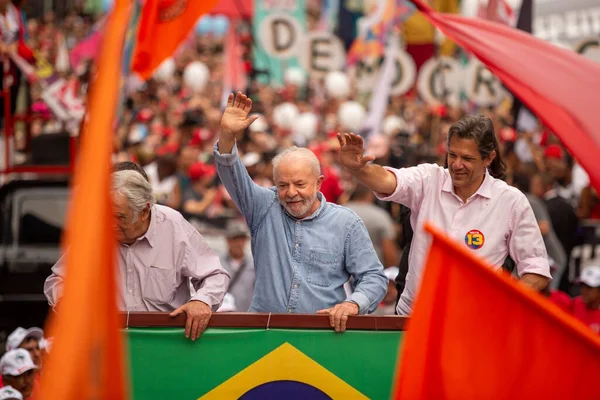 SO PAULO (SP), 10-29-2022 Lula, Alckmin ve Haddad Av 'da bir yürüyüşe katıldılar. Paulista, SP, bu Cumartesi öğleden sonra (29) ve eski Uruguay Cumhurbaşkanı Jos Mujica 'nın özel katılımıyla