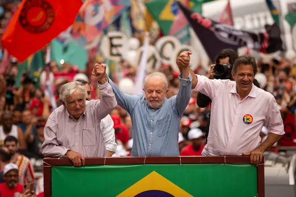 SO PAULO (SP), 10-29-2022 Lula, Alckmin ve Haddad Av 'da bir yürüyüşe katıldılar. Paulista, SP, bu Cumartesi öğleden sonra (29) ve eski Uruguay Cumhurbaşkanı Jos Mujica 'nın özel katılımıyla