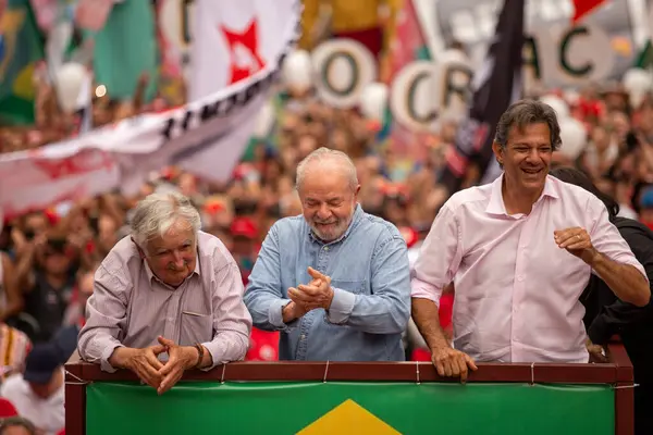 SO PAULO (SP), 10-29-2022 Lula, Alckmin ve Haddad Av 'da bir yürüyüşe katıldılar. Paulista, SP, bu Cumartesi öğleden sonra (29) ve eski Uruguay Cumhurbaşkanı Jos Mujica 'nın özel katılımıyla