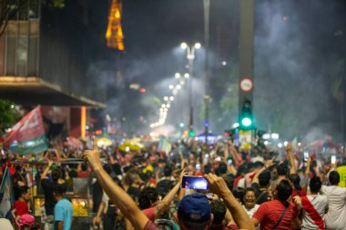 SO PAULO (SP), 10 / 30 / 2022Bu Pazar gecesi Avenida Paulista 'da toplanan seçmenler, Luiz Incio Lula da Silva' nın (PT) cumhurbaşkanlığına zaferini kutladı..