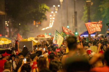SO PAULO (SP), 10 / 30 / 2022Bu Pazar gecesi Avenida Paulista 'da toplanan seçmenler, Luiz Incio Lula da Silva' nın (PT) cumhurbaşkanlığına zaferini kutladı..