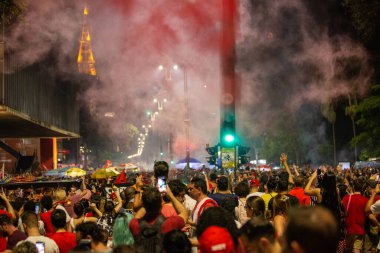 SO PAULO (SP), 10 / 30 / 2022Bu Pazar gecesi Avenida Paulista 'da toplanan seçmenler, Luiz Incio Lula da Silva' nın (PT) cumhurbaşkanlığına zaferini kutladı..