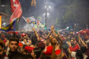 SO PAULO (SP), 10 / 30 / 2022Bu Pazar gecesi Avenida Paulista 'da toplanan seçmenler, Luiz Incio Lula da Silva' nın (PT) cumhurbaşkanlığına zaferini kutladı..