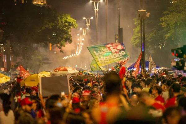 本周日晚 30日 一群选民聚集在阿韦尼达保利斯塔 庆祝路易斯 卡里奥 达席尔瓦 当选共和国总统 — 图库照片