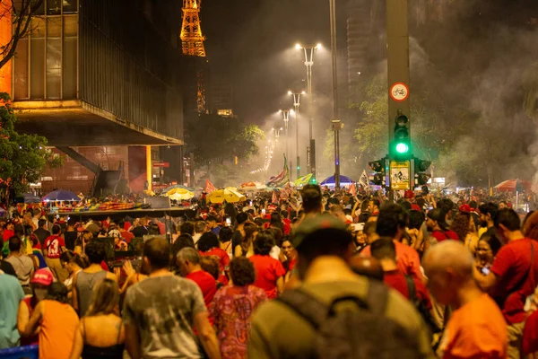 stock image SO PAULO (SP), 10/30/2022A crowd of voters gathered on Avenida Paulista this Sunday night (30) to celebrate the victory of Luiz Incio Lula da Silva (PT) to the Presidency of the Republic.