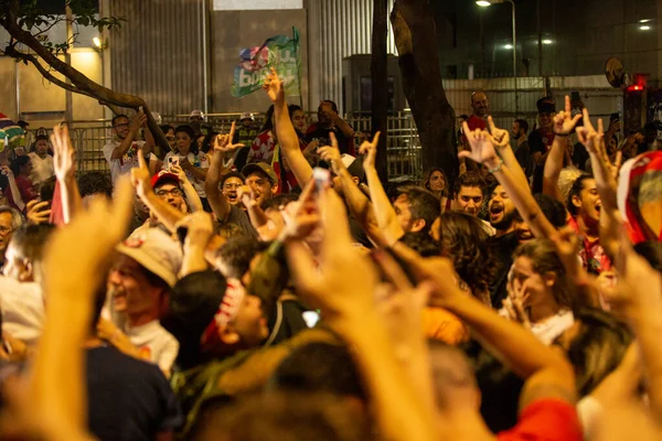 Paulo 2022ルイズ インシオ ルーラ シルバ の大統領への勝利を祝うために 投票者の群衆が今週の日曜日の夜 にアヴェンダ パウリスタに集まりました — ストック写真