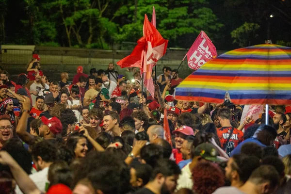 本周日晚 30日 一群选民聚集在阿韦尼达保利斯塔 庆祝路易斯 卡里奥 达席尔瓦 当选共和国总统 — 图库照片