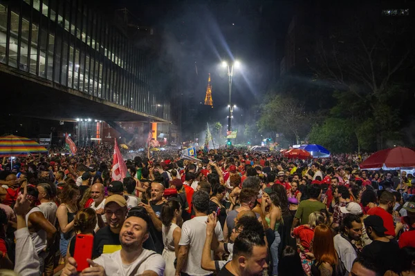 SO PAULO (SP), 10 / 30 / 2022Bu Pazar gecesi Avenida Paulista 'da toplanan seçmenler, Luiz Incio Lula da Silva' nın (PT) cumhurbaşkanlığına zaferini kutladı..