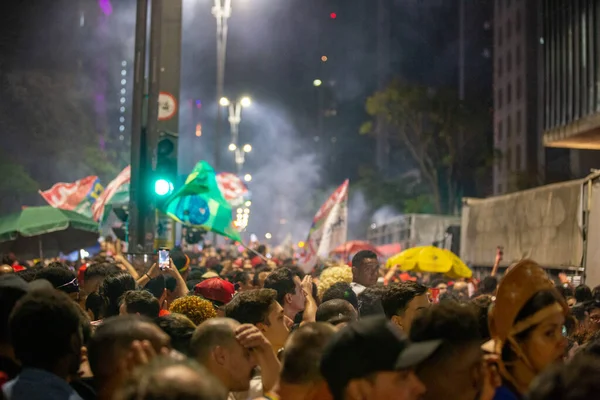 Paulo 2022ルイズ インシオ ルーラ シルバ の大統領への勝利を祝うために 投票者の群衆が今週の日曜日の夜 にアヴェンダ パウリスタに集まりました — ストック写真