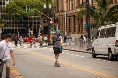 PAULO, BRAZIL - NOVEMBER 06, 20215th Virada Esportiva de So Paulo, dünyanın en büyük paten yarışı, birkaç ekstrem spor, Slackline ve Highline 'ın katılımıyla, 7 yıldan fazla bir süre sonra başkente geri dönüyor.. 