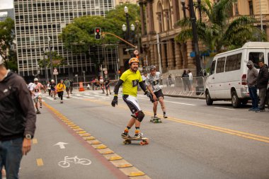 PAULO, BRAZIL - NOVEMBER 06, 20215th Virada Esportiva de So Paulo, dünyanın en büyük paten yarışı, birkaç ekstrem spor, Slackline ve Highline 'ın katılımıyla, 7 yıldan fazla bir süre sonra başkente geri dönüyor.. 