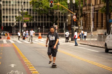 PAULO, BRAZIL - NOVEMBER 06, 20215th Virada Esportiva de So Paulo, dünyanın en büyük paten yarışı, birkaç ekstrem spor, Slackline ve Highline 'ın katılımıyla, 7 yıldan fazla bir süre sonra başkente geri dönüyor.. 