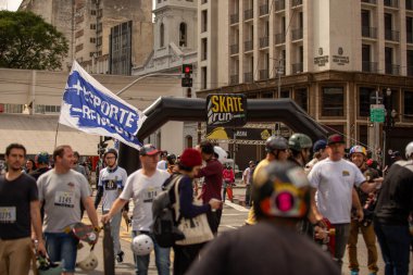 PAULO, BRAZIL - NOVEMBER 06, 20215th Virada Esportiva de So Paulo, dünyanın en büyük paten yarışı, birkaç ekstrem spor, Slackline ve Highline 'ın katılımıyla, 7 yıldan fazla bir süre sonra başkente geri dönüyor.. 