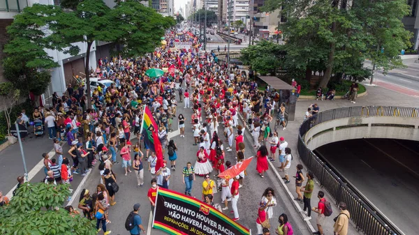 PAULO BRAZIL, NOVEMBER 20, 2022, Siyahi Bilinç Günü için 19 Mart hava görüşü bu yılın teması olarak bir Brezilya ve Demokrasi ve Irkçılık Olmaksızın So Paulo için Masp 'ta toplandı.. 