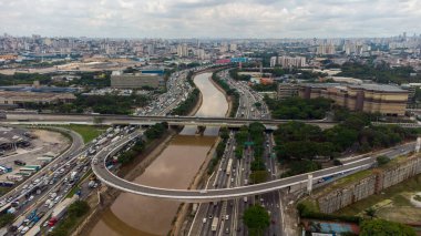 BRAZİL SAO PAULO NOVEMBER 24, 2022 Marjinal Tiet 'te Ponte dos Bandeiras yakınlarındaki trafiğin havadan görüntüsü