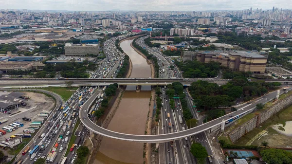 BRAZİL SAO PAULO NOVEMBER 24, 2022 Marjinal Tiet 'te Ponte dos Bandeiras yakınlarındaki trafiğin havadan görüntüsü