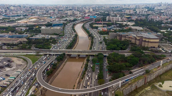 BRAZİL SAO PAULO NOVEMBER 24, 2022 Marjinal Tiet 'te Ponte dos Bandeiras yakınlarındaki trafiğin havadan görüntüsü