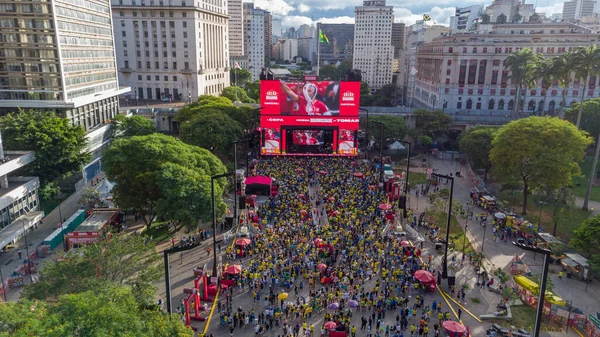 SAO PAULO BREZİL 24, 2022 FIFA Fan Festivali 'nin Anhangabau Vadisi' ndeki hayranları 