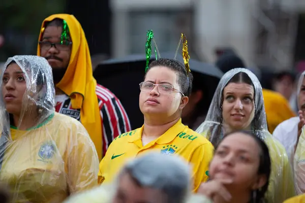 stock image SO PAULO SP, NOVEMBER 28, 2022 Fans at the FIFA Fan Festival in Vale do Anhangaba, central region of So Paulo, during the game between Brazil and Switzerland in the 2022 World Cup in Qatar, this Monday afternoon, 28. 