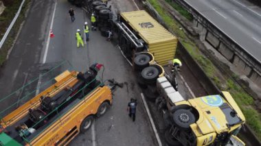 MAIRIPOR So PAULO BRAZIL, Aralık 05, 2022, Bi-rem römorku Mairipor Bölgesi 'nde Ferno Dias' ta devrilerek So Paulo yönünde gecikmelere yol açtı.. 