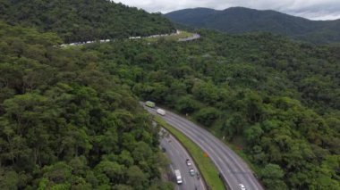 MAIRIPOR So PAULO BRAZIL, Aralık 05, 2022, Bi-rem römorku Mairipor Bölgesi 'nde Ferno Dias' ta devrilerek So Paulo yönünde gecikmelere yol açtı.. 