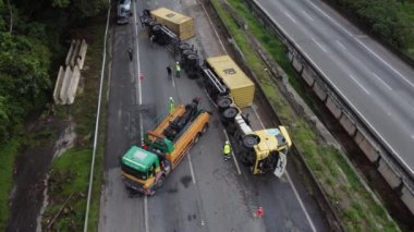 MAIRIPOR So PAULO BRAZIL, Aralık 05, 2022, Bi-rem römorku Mairipor Bölgesi 'nde Ferno Dias' ta devrilerek So Paulo yönünde gecikmelere yol açtı.. 