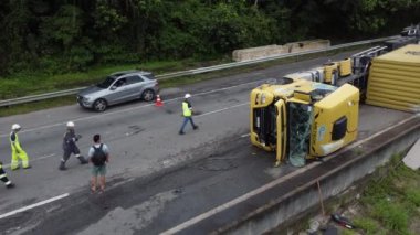 MAIRIPOR So PAULO BRAZIL, Aralık 05, 2022, Bi-rem römorku Mairipor Bölgesi 'nde Ferno Dias' ta devrilerek So Paulo yönünde gecikmelere yol açtı.. 