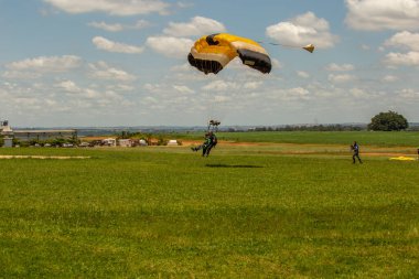 BOITUVA, SO PAULO, BRAZIL 12-17-2022 Ulusal Skydiving ve Balon Başkenti olarak bilinen Boituva, görev başındaki maceracılar için en popüler yerlerden biri haline geldi..  