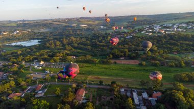 BOITUVA, SO PAULO, BRAZIL 12-17-2022 Ulusal Skydiving ve Balon Başkenti olarak bilinen Boituva, görev başındaki maceracılar için en popüler yerlerden biri haline geldi..  