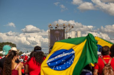 PAULO BRAZİL 11, 2022, bir sürü meyve ve lezzetli gıda ile içkiler barbekü, arkadaşlarla bir futbol maçı izlemek