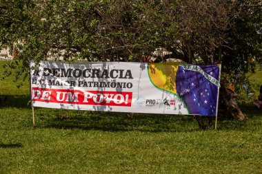 PAULO BRAZİL 11, 2022, bir sürü meyve ve lezzetli gıda ile içkiler barbekü, arkadaşlarla bir futbol maçı izlemek