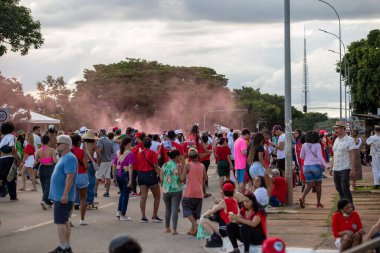 PAULO BRAZİL 11, 2022, bir sürü meyve ve lezzetli gıda ile içkiler barbekü, arkadaşlarla bir futbol maçı izlemek