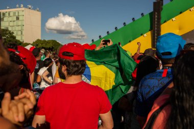 PAULO BRAZİL 11, 2022, bir sürü meyve ve lezzetli gıda ile içkiler barbekü, arkadaşlarla bir futbol maçı izlemek